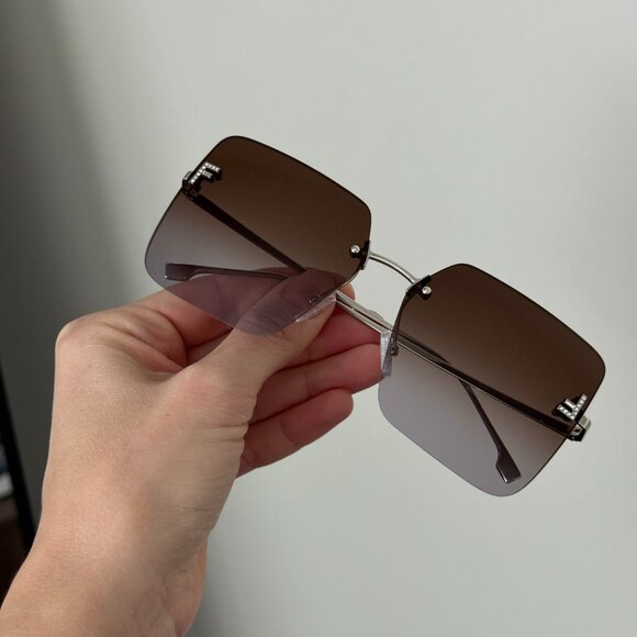 Fendi FIRST Women Sunglasses Square Endura Gold Smoke FE4082US 16Z BRAND NEW - Picture 10 of 14